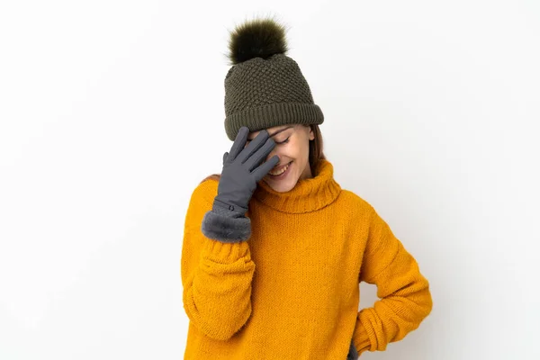 Menina Com Chapéu Inverno Isolado Fundo Branco Rindo — Fotografia de Stock