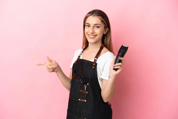 Young Hairdresser Woman Isolated Pink Background Pointing Finger Side — Stock Photo, Image
