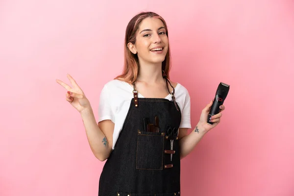 Young Hairdresser Woman Isolated Pink Background Smiling Showing Victory Sign — Stock Photo, Image