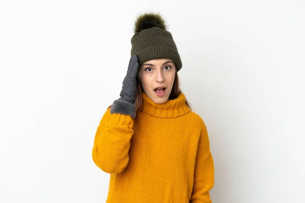 Giovane Ragazza Con Cappello Invernale Isolato Sfondo Bianco Con Sorpresa — Foto Stock