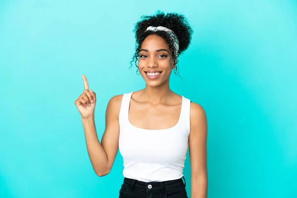 Jovem Latina Isolada Fundo Azul Mostrando Levantando Dedo Sinal Melhor — Fotografia de Stock