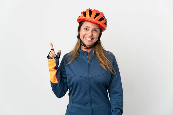 Middelbare Leeftijd Fietser Vrouw Geïsoleerd Witte Achtergrond Wijzend Een Geweldig — Stockfoto