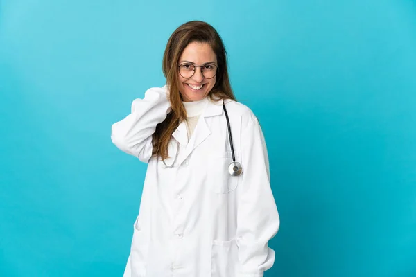 Médica Brasileira Meia Idade Isolada Fundo Azul Rindo — Fotografia de Stock