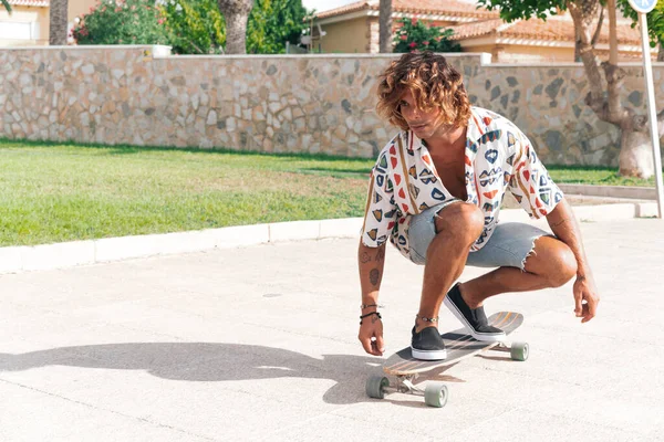 Jovem Caucasiano Praticando Longboard Praia — Fotografia de Stock