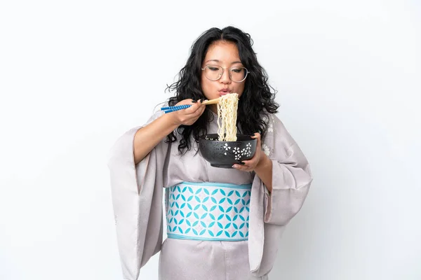 Jonge Aziatische Vrouw Dragen Kimono Geïsoleerd Witte Achtergrond Met Een — Stockfoto
