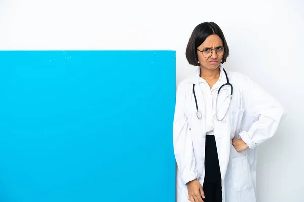 一个年轻的混合种族的医生女人 有一个很大的标语牌被隔离在白色的背景下生气 — 图库照片