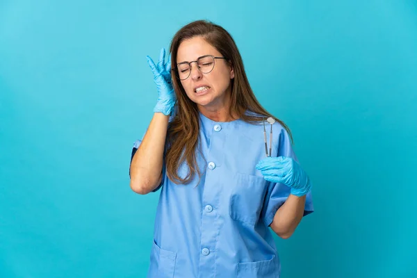 Zahnärztin Mittleren Alters Brasilianische Frau Mit Werkzeugen Über Isoliertem Hintergrund — Stockfoto