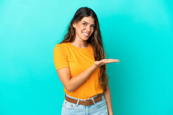 Mujer Joven Caucásica Aislada Sobre Fondo Azul Presentando Una Idea — Foto de Stock