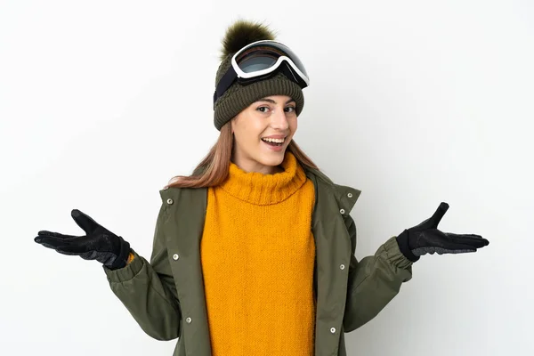 滑雪者高加索女人 戴着雪板眼镜 与白色背景隔离 面部表情震惊 — 图库照片
