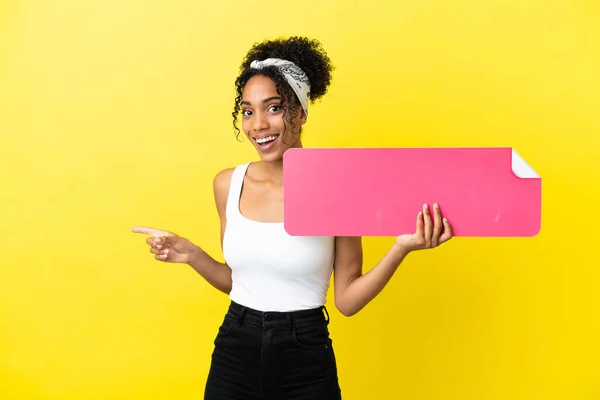 Ung Afrikansk Amerikansk Kvinna Isolerad Gul Bakgrund Håller Tom Skylt — Stockfoto