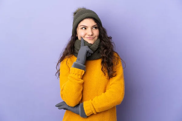 Ragazza Russa Adolescente Con Cappello Invernale Isolato Sfondo Viola Pensando — Foto Stock