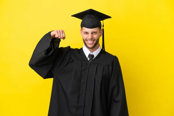 Jonge Afgestudeerde Blanke Man Geïsoleerd Gele Achtergrond Doet Sterk Gebaar — Stockfoto