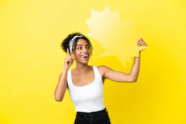 Jeune Femme Afro Américaine Isolée Sur Fond Jaune Tenant Une — Photo