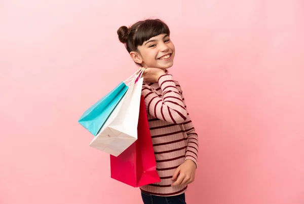 Kleine Kaukasische Mädchen Isoliert Auf Rosa Hintergrund Mit Einkaufstaschen Und — Stockfoto