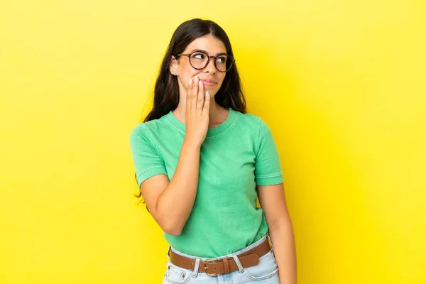 Jeune Femme Caucasienne Isolée Sur Fond Jaune Levant Les Yeux — Photo