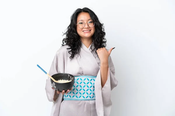 기모노를 여자는 젓가락으로 그릇을 제품을 가리키면서 배경에 — 스톡 사진