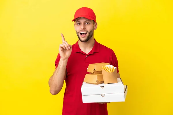 Homem Entrega Pizza Pegando Caixas Pizza Hambúrgueres Sobre Fundo Isolado — Fotografia de Stock