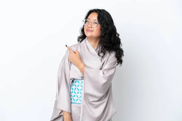 Fiatal Ázsiai Visel Kimono Elszigetelt Fehér Háttér Mutató Oldalra Hogy — Stock Fotó