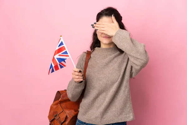 Mladá Ruská Žena Držící Vlajku Spojeného Království Izolovanou Růžovém Pozadí — Stock fotografie