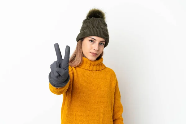 Menina Com Chapéu Inverno Isolado Fundo Branco Sorrindo Mostrando Sinal — Fotografia de Stock