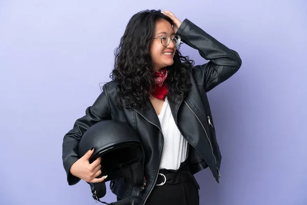 Jovem Mulher Asiática Com Capacete Motocicleta Isolado Fundo Roxo Sorrindo — Fotografia de Stock