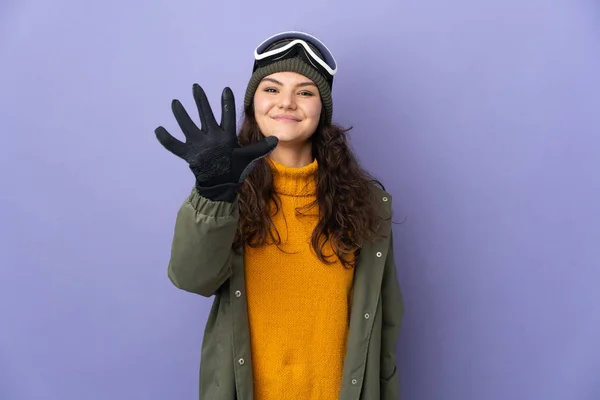 俄罗斯少女 头戴雪板眼镜 背景紫色 手指头数5 — 图库照片