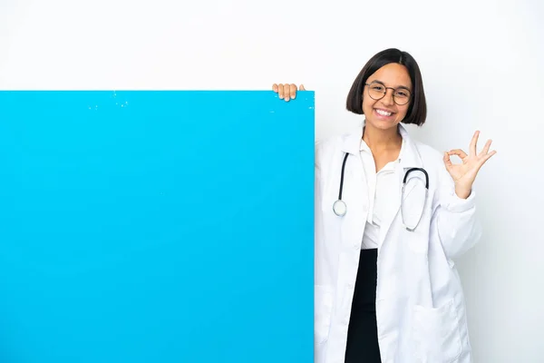 年轻的混合种族医生女人 有一个很大的标语牌隔离在白色的背景显示好迹象与手指 — 图库照片