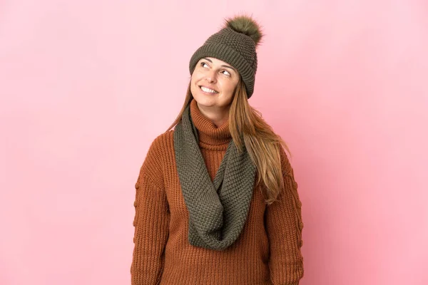 Medelålders Kvinna Med Vinter Hatt Isolerad Rosa Bakgrund Tänker Idé — Stockfoto