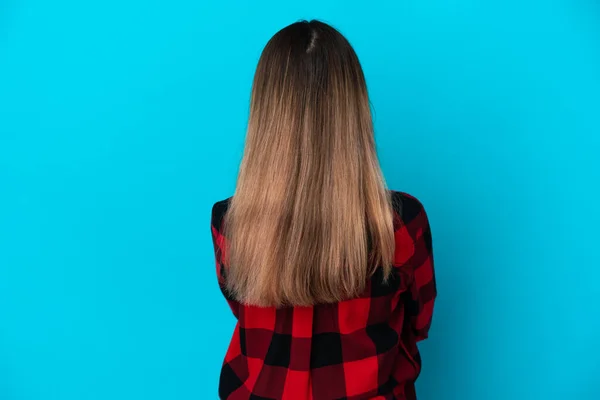 Mulher Caucasiana Jovem Isolado Fundo Azul Posição Trás — Fotografia de Stock