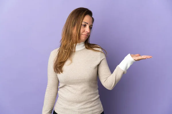 Mujer Brasileña Mediana Edad Aislada Sobre Fondo Púrpura Sosteniendo Copyspace — Foto de Stock