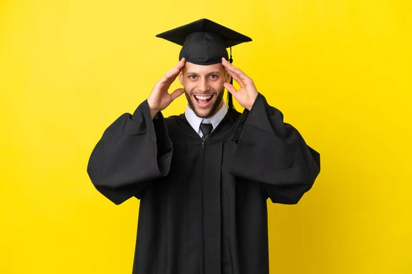 Νεαρός Απόφοιτος Πανεπιστημίου Καυκάσιος Άνδρας Απομονωμένος Κίτρινο Φόντο Έκφραση Έκπληξη — Φωτογραφία Αρχείου