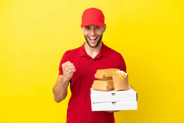Homem Entrega Pizza Pegando Caixas Pizza Hambúrgueres Sobre Fundo Isolado — Fotografia de Stock