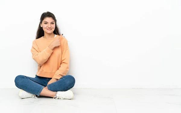 Adolescente Rusa Chica Sentada Suelo Señalando Lado Para Presentar Producto — Foto de Stock