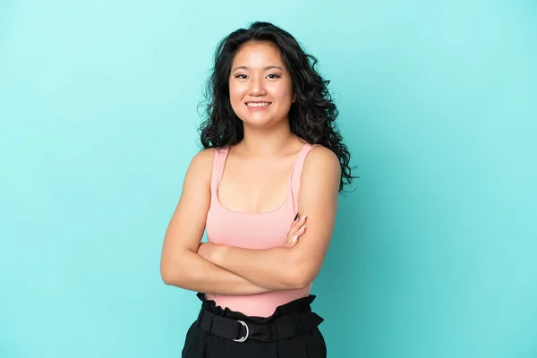 年轻的亚洲女人被蓝色背景隔离 双臂交叉在正面位置 — 图库照片