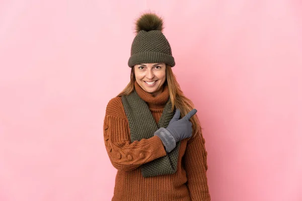 Middle Age Woman Winter Hat Isolated Pink Background Pointing Side — Stock Photo, Image