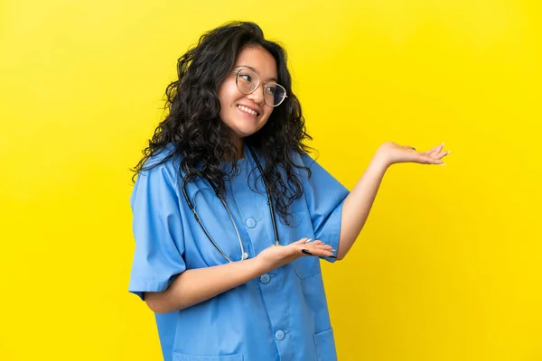 Giovane Chirurgo Medico Donna Asiatica Isolato Sfondo Giallo Che Estende — Foto Stock