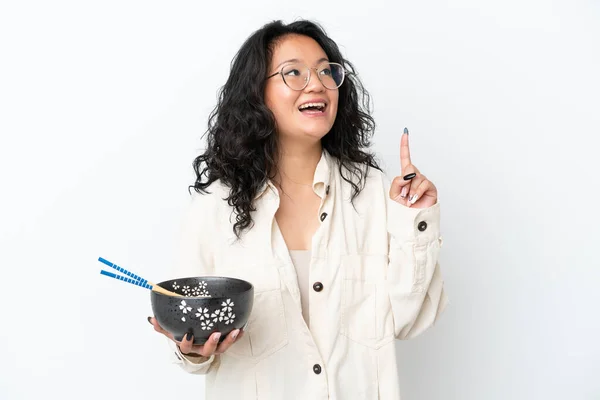 아시아인 여자는 해결책을 알아내려고 배경에 고립되어 젓가락으로 그릇을 손가락을 있었다 — 스톡 사진