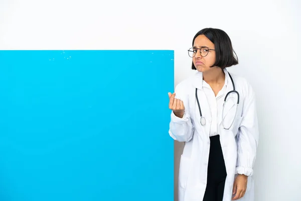 一个年轻的混合种族的医生女人 有一个白色背景的大标牌 做意大利手势 — 图库照片