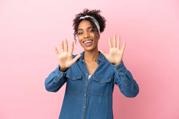 Ung Latinamerikansk Kvinna Isolerad Rosa Bakgrund Räkna Tio Med Fingrar — Stockfoto