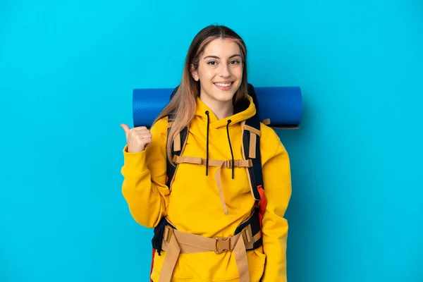 Mujer Joven Montañista Con Una Gran Mochila Aislada Sobre Fondo —  Fotos de Stock