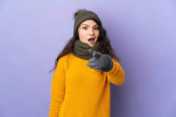 Ragazza Russa Adolescente Con Cappello Invernale Isolato Sfondo Viola Sorpreso — Foto Stock