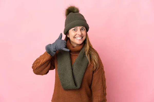 Middle Age Woman Winter Hat Isolated Pink Background Making Phone — Stock Photo, Image