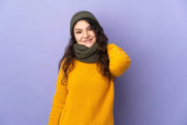 俄罗斯少女 头戴冬帽 背景为紫色 笑着与外界隔绝 — 图库照片