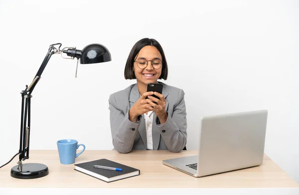 Ofiste Çalışan Melez Bir Kadın Cep Telefonuyla Mesaj Yolluyor — Stok fotoğraf