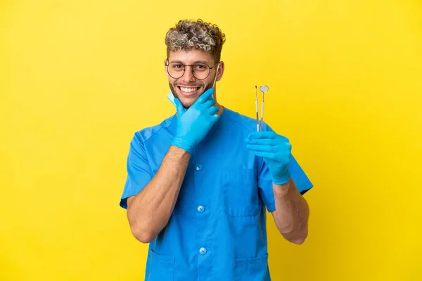 Dentysta Biały Mężczyzna Trzyma Narzędzia Izolowane Żółtym Tle Szczęśliwy Uśmiechnięty — Zdjęcie stockowe