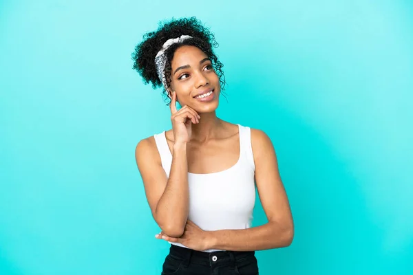 Jong Latijn Vrouw Geïsoleerd Blauwe Achtergrond Denken Een Idee Terwijl — Stockfoto