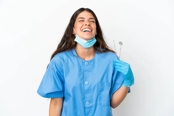 Zubařka Drží Nástroje Přes Izolované Bílé Pozadí Smíchem — Stock fotografie