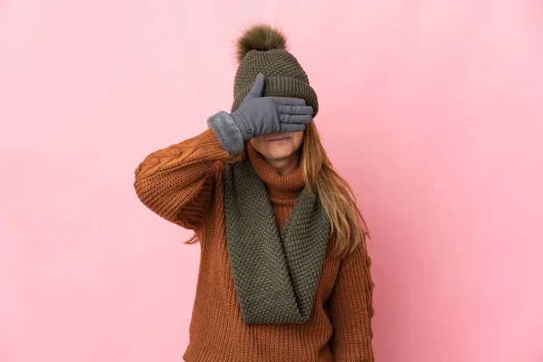 Medelålders Kvinna Med Vinter Hatt Isolerad Rosa Bakgrund Täcker Ögon — Stockfoto