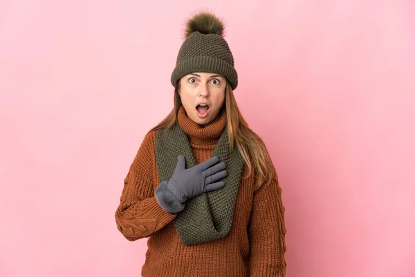 Medelålders Kvinna Med Vinter Hatt Isolerad Rosa Bakgrund Förvånad Och — Stockfoto