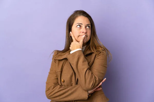 Middle Age Brazilian Woman Isolated Purple Background Having Doubts Confuse — Stock Photo, Image